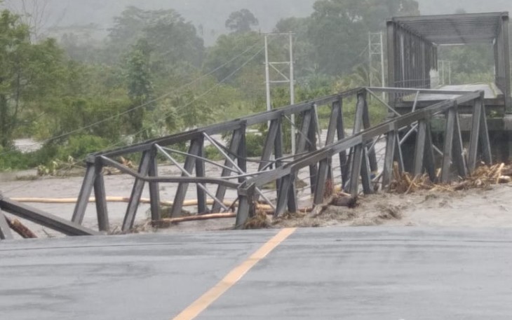 Jembatan Kawanua di Kabupaten Maluku Tengah putus diterjang banjir