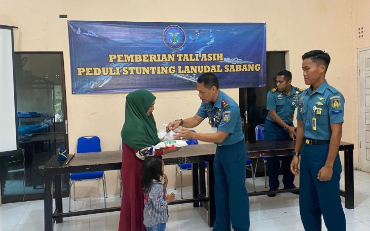 Danlanudal Sabang Mayor Laut (P) Nasrulloh saat memberikan bantuan nutrisi warga Gampong Anoi Itam, Senin (10/7) 