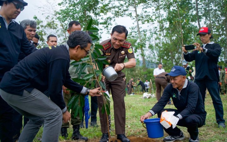 Kajati Sulsel Leonard Eben Ezer Simanjuntak saat menanam pohon buah di Kabupaten Maros, Rabu (12/7)