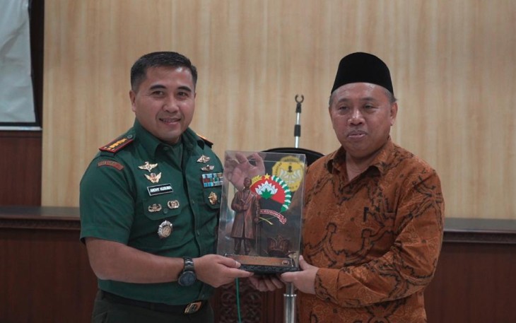 Danrem 071/Wijayakusuma Kolonel Czi Mohammad Andhy Kusuma saat menerima cenderamata dari rektor Unsoed, Kamis (13/7) 