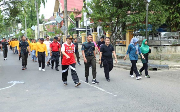 Dandim 1001/HSU-BLG Letkol Inf Dhuwi Hendradjaja saat olahraga bersama jalan santai, Jum'at (14/7)