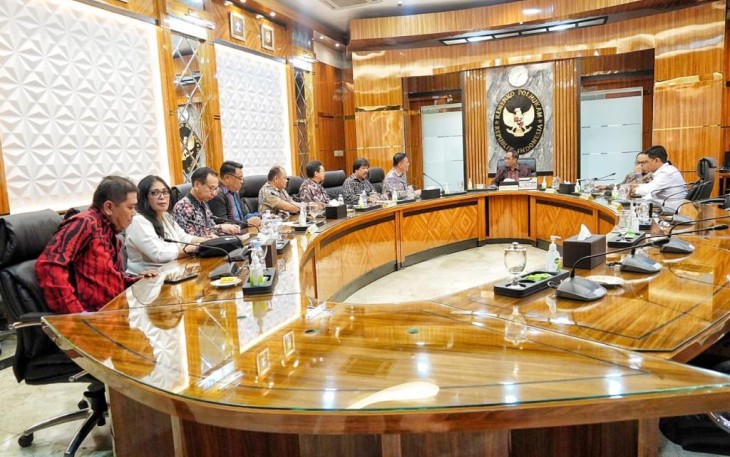 Menko Polhukam Mahmud MD saat menerima kunjungan Ketua Umum Kerapatan Gereja Protestan Minahasa(KGPM), Gembala Francky Londa STh,MA di ruang rapat Bima, Menko Polhukam, Kemarin. 