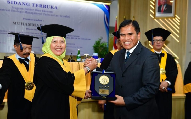 Kasal Laksamana TNI Muhammad Ali saat menerima gelar doktor dari universitas Trisakti Jakarta 