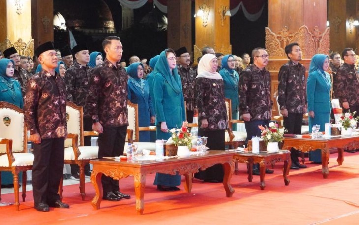 Danrem 081/DSJ Kolonel Inf H. Sugiyono (paling kiri) saat mendampingi Gubernur Jatim Khofifah Indar Parawansa dalam peringatan BBGRM XX Dan HKG PKK Ke-51 Tahun 2023 di Kabupaten Madiun, Minggu (16/7)