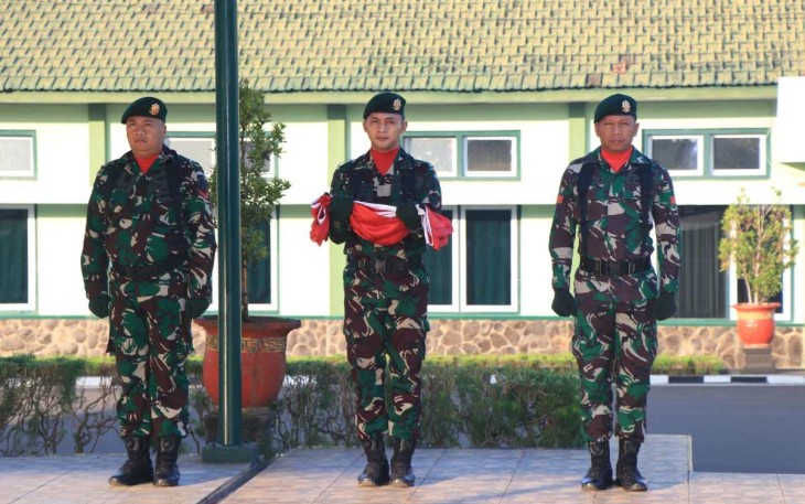 Prajurit Menarmed 2 Kostrad laksanakan pengibaran bendera, Senin (17/7)
