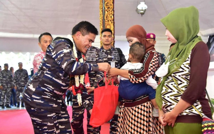 Kasal Laksamana TNI Muhammad Ali saat memberikan bantuan program Keluarga Keren Bebas Stunting di Kabupaten Sumenep, Jatim, Selasa (18/7)