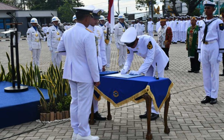 Dankodiklatal Letjen TNI (Mar) Suhartono Lantik prajurit TNI AL di Satdik 2 Makassar, Selasa (18/7)