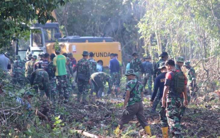 Tetap semangat satgas TMMD meskipun hujan sasaran fisik pengerjaan jalan terus dilakukan, Rabu (19/7)