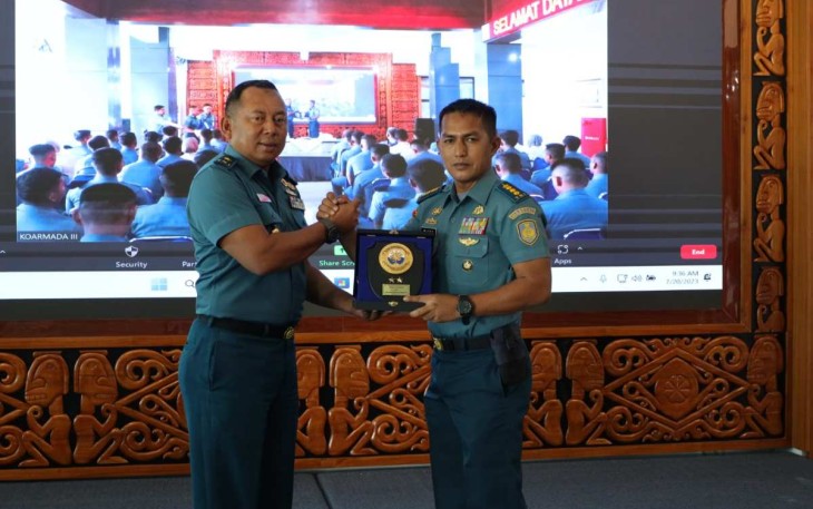 Kepala Staf Koarmada III Laksamana Pertama TNI Rudhi Aviantara saat memberikan cenderamata peserta Bintek, Kamis (20/7)