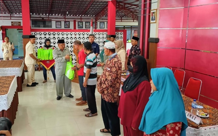 Walikota Blitar Santoso Saat Berikan Bantuan Pangan Secara Simbolis kepada Keluarga Rawan Stunting