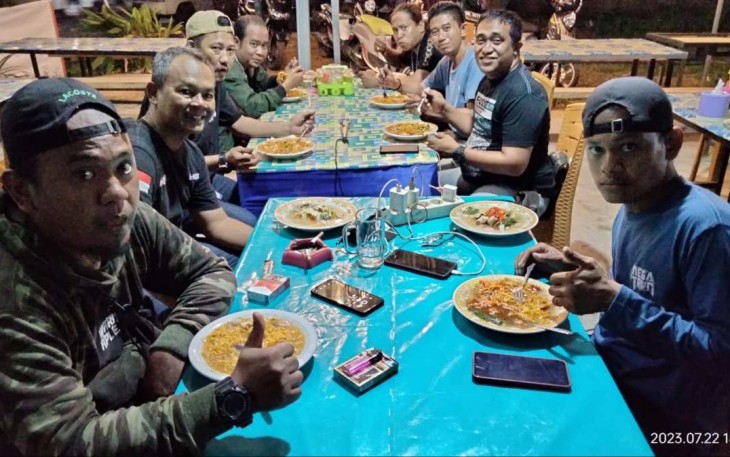 Syukuran dan doa bersama awak media di cafe Rest Area 73, Makassar, Sabtu (22/7)
