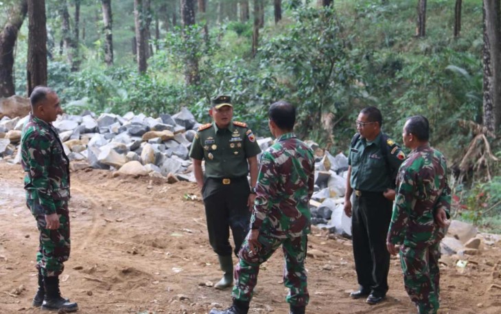 Dandim 0803/Madiun Letkol Inf Meina Helmi saat meninjau lokasi TMMD 