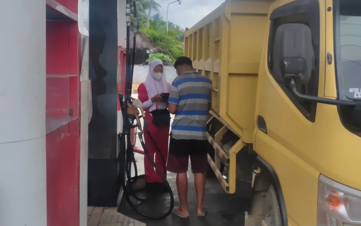 Yulia saat sedang bekerja di salah satu tempat pengisian bahan bakar wilayah Kabupaten Natuna