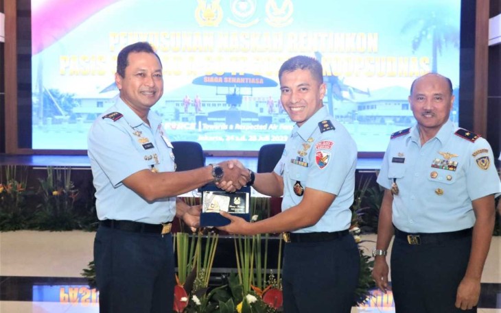 Pangkoopsudnas Marsdya TNI M Tonny Harjono saat memberikan penghargaan penutupan Rentikon Pasis Seskoau Angkatan Ke-60 TP 2023 di Jakarta, Kamis (27/7) 