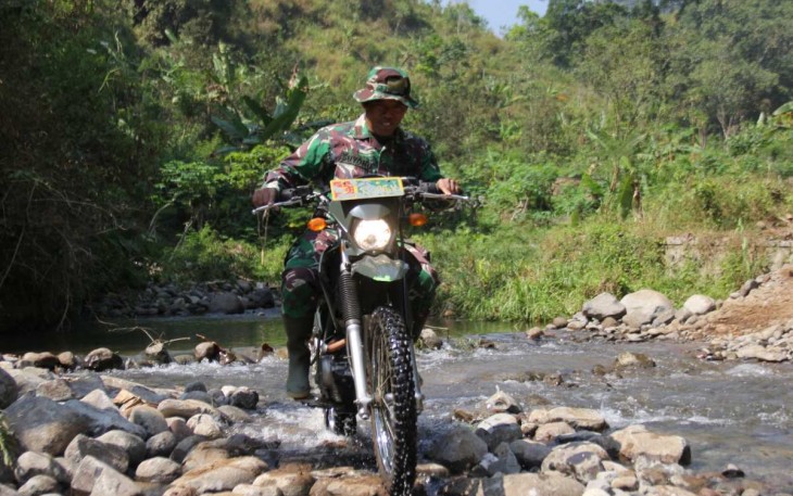 Danramil Kare Kapten Suyono trabas sungai di lokasi TMMD 