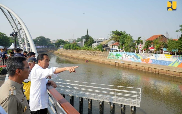 Presiden Joko Widodo meninjau sodetan Ciliwung, Senin (31/7)