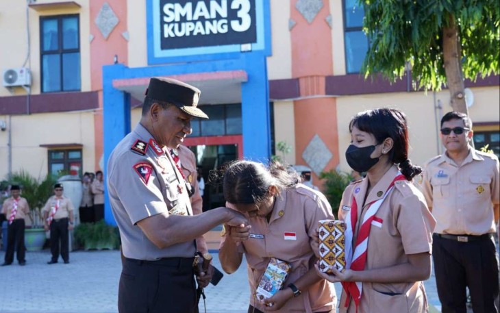 Kapolda NTT Irjen Pol Johni Asadoma saat memberikan HP pelajar SMAN 3 Kupang, Rabu (2/8)