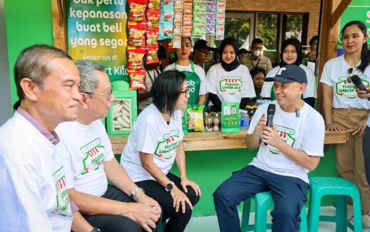MenkopUKM Teten Masduki saat berdialog di depan stand dalam hajatan UMKM 2023 di Tangsel Banten, Minggu (6/8)