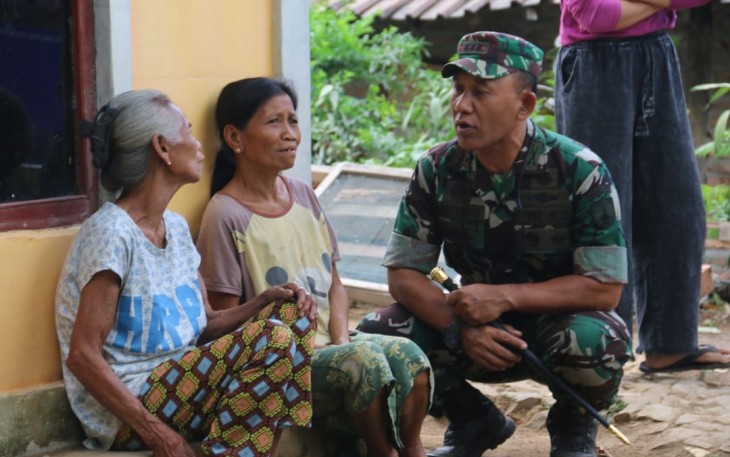 Danrem 081/DSJ Kolonel Inf H. Sugiyono berdialog dengan warga di lokasi TMMD Kodim Madiun, Senin (7/8)