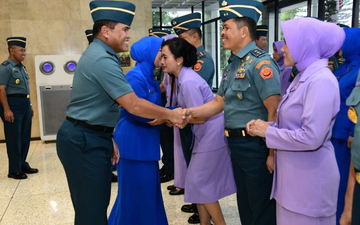 Kasal Laksamana TNI Muhammad Ali memberikan ucapan selamat atas kenaikan pangkat, Senin (7/8)