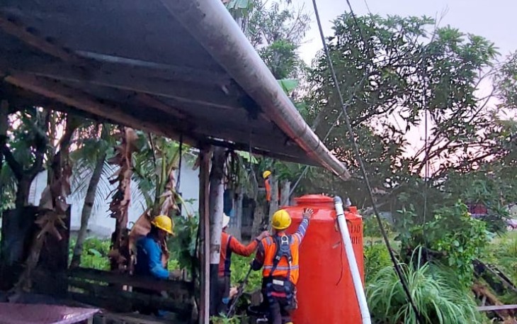 Perbaikan pasca angin puting beliung di desa Semudun, Kabupaten Mempawah, Kalbar, Senin (7/8)