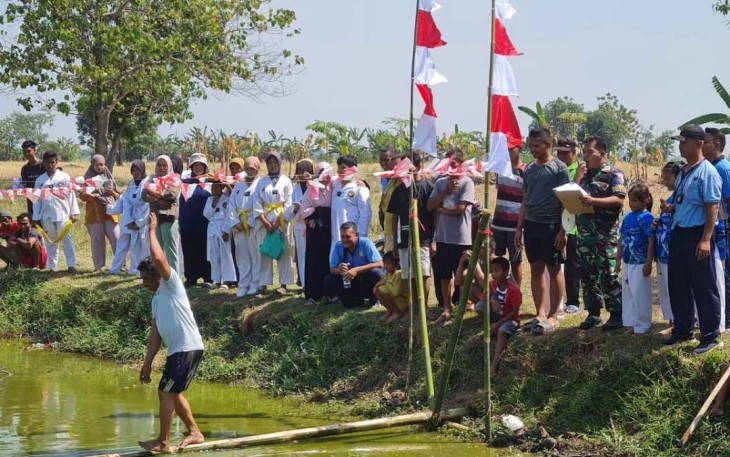 Lomba berjalan diatas bambu sebrangi sungai di lanud Sugiri Sukani Majalengka, Minggu (13/8)