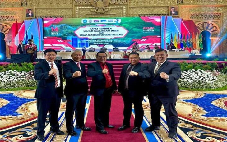 Kakanwil Tejo Foto Bersama Penganugerahan Gelar Doktor Sekjen Kemenkumham RI di Unesa Surabaya, Senin (14/8) 