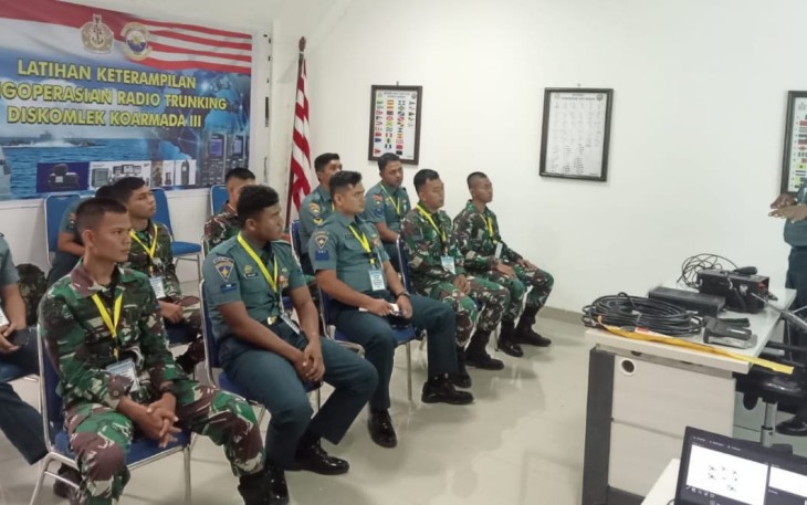 Prajurit Komlek Koarmada III Latihan Ketrampilan Pengoperasian Radio Trunking, Senin (14/8)