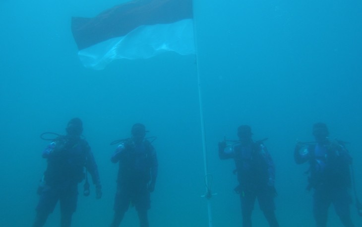 Satkopaska Koarmada III saat kibarkan bendera merah putih di bawah laut, Kamis (17/8)