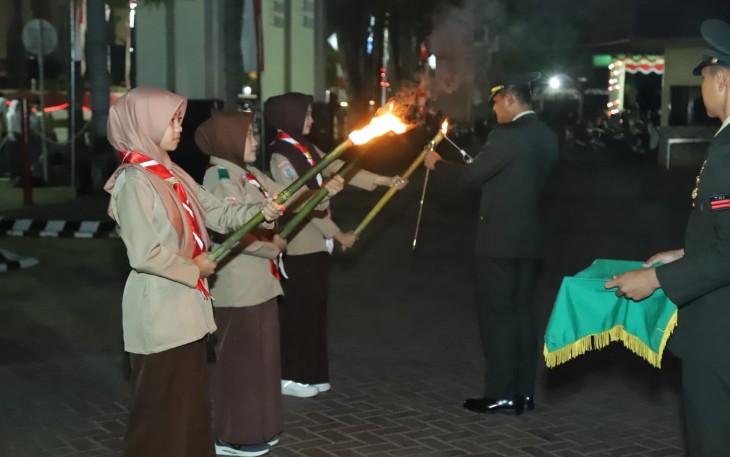 Dandim 1001/HSU-BLG Letkol Inf Dhuwi Hendradjaja saat menyalakan obor perayaan HUT Kemerdekaan RI, Rabu (16/8)