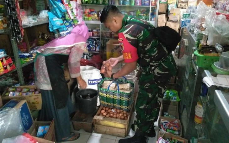 Pantau harga kebutuhan pokok di pasar tradisional wilayah desa binaan, Jum'at (18/8)