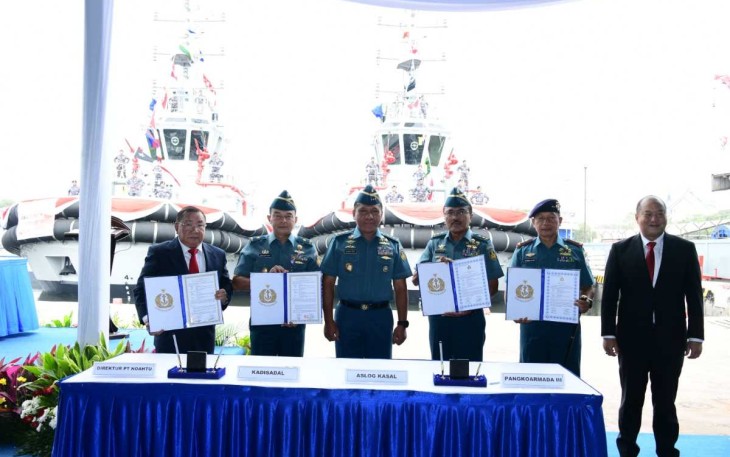 Pangkoarmada III Laksda TNI Rachmad Jayadi saat penandatangan penyerahan kapal Harbour Tug di Jakarta, Senin (21/8)