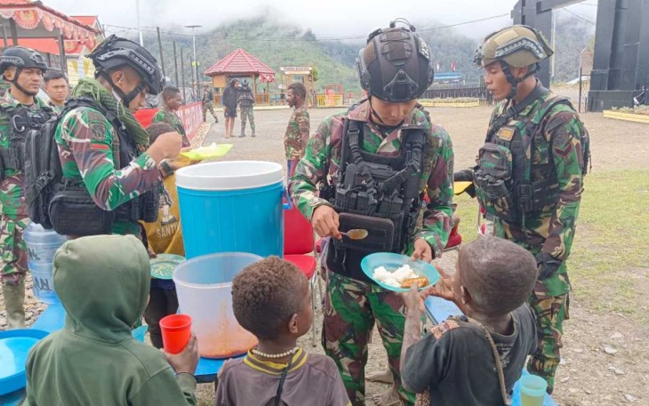 Makan bersama dengan prajurit Ksatria Tri Dharma