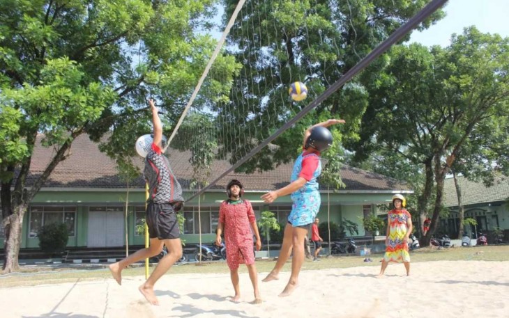 Lomba voli pakai helm semarakkan perayaan HUT Kemerdekaan RI ke 78 di Menarmed 2 Kostrad Malang