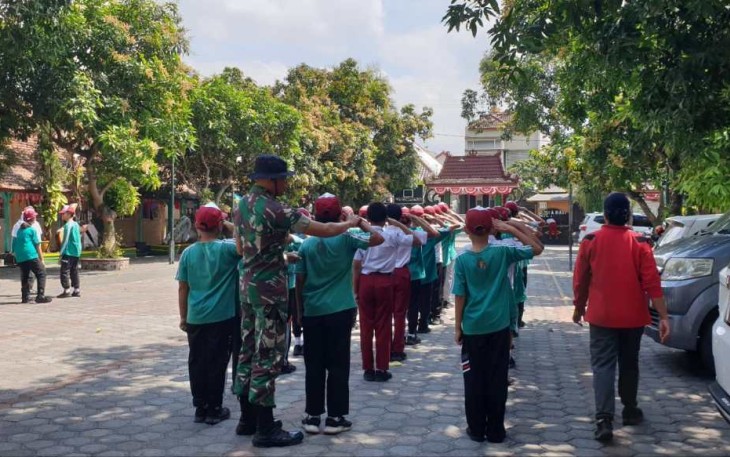 Latih siswa Peraturan Baris Berbaris wilayah desa binaan 