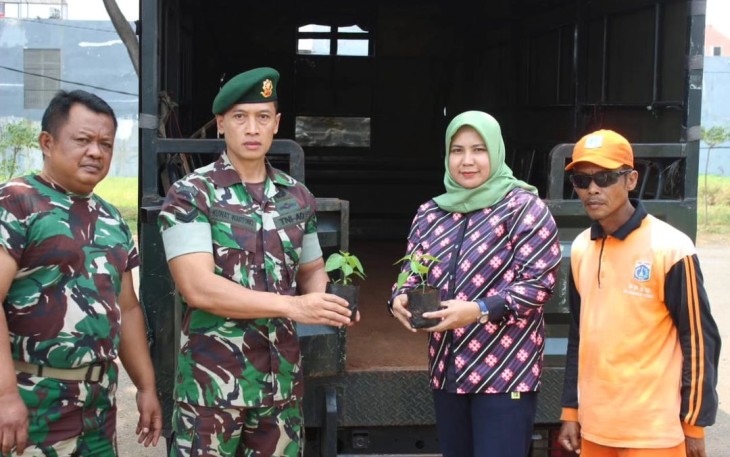 Penyerahan bantuan bibit cabai dari Pangkostrad di kelurahan Kamal, Jakarta Barat, Senin (21/8)