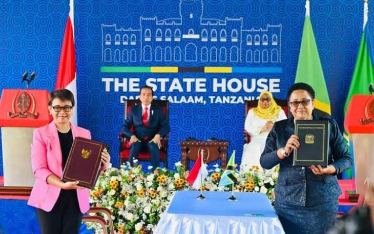 Presiden Joko Widodo bersama Presiden Samia Suluhu Hassan di Der Es Salaam State House, Selasa (22/8)