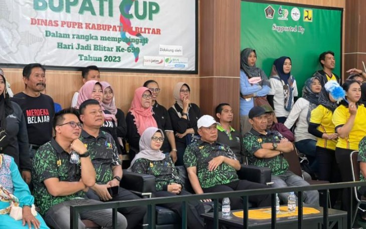 Kepala BPJS Ketenagakerjaan Cabang Blitar Hendra Elvian Bersama Bupati Blitar Rini Syarifah beserta Jajarannya dan Undangan Instansi Vertikal di Acara Penutupan Kejuaraan Bulutangkis Bupati Cup Tahun 2023