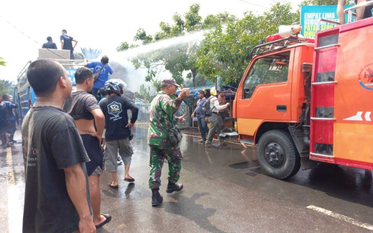 Sertu Joko sigap bantu amankan lokasi dan padamkan kebakaran rumah warga binaan, Kamis (24/8)
