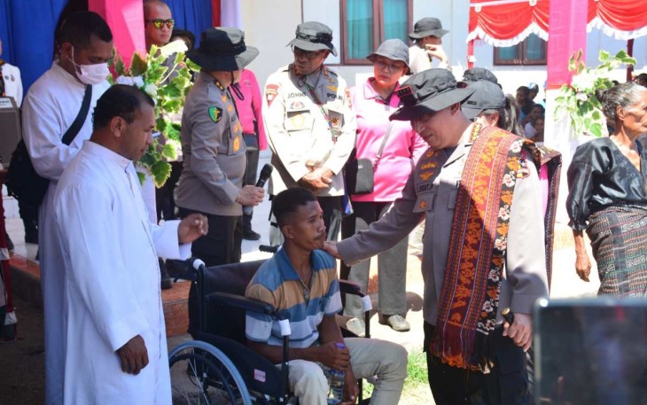 Kapolri Jenderal Listyo Sigit Prabowo saat menyerahkan bantuan kursi roda warga di pulau Palue, Kabupaten Sikka, NTT, Kamis (24/8)