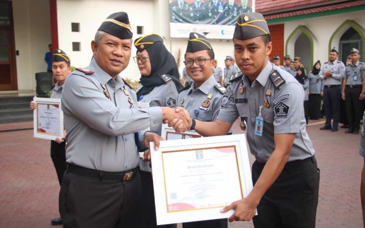 Kakanwil Kemenkumham Banten Tejo Harwanto saat memberikan piagam juara Futsal Lapas Cilegon, Senin (28/8)