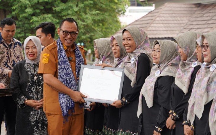 Wali Kota Cilegon Helldy Agustian saat memberikan piagam penghargaan bagi pendidik di Kota Cilegon, Senin (28/8)