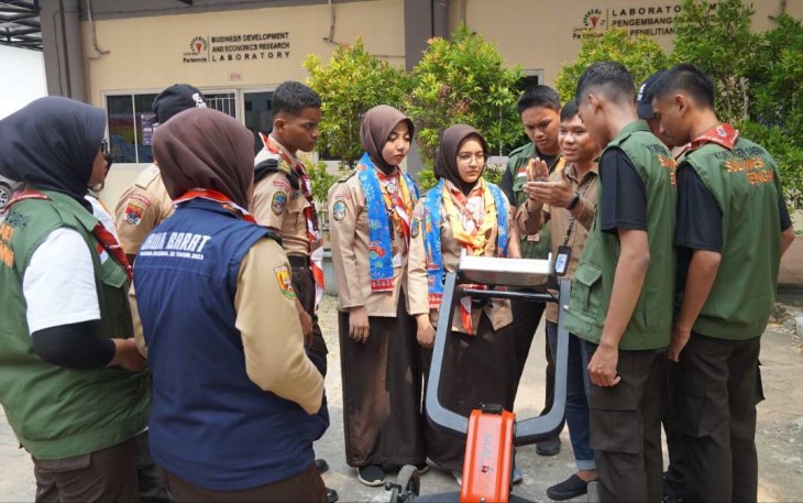 Peserta Rainas mengikuti mini lab tour dan di perkenalkan terhadap teknologi GPR (Ground Penetration Radar) yaitu pendeteksi struktur bawah permukaan bumi