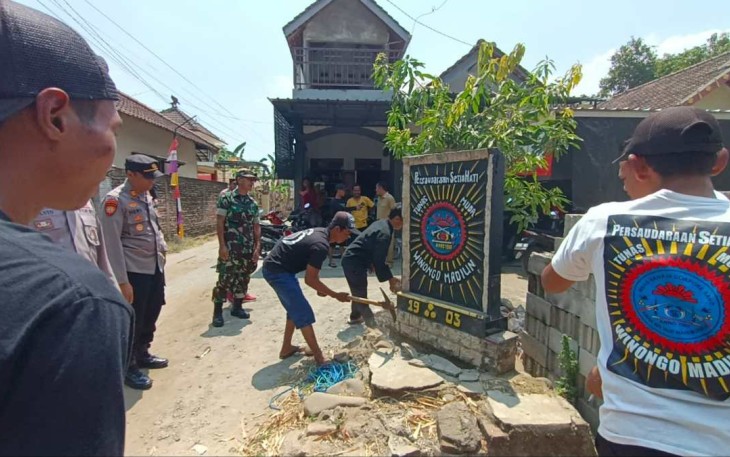 Pembongkaran tugu silat di Madiun, Selasa (29/8)