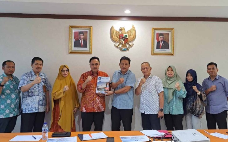 Direktur PEIPD Ditjen Bangda Iwan Kurniawan bersama perwakilan Prov Bangka Belitung di Jakarta 