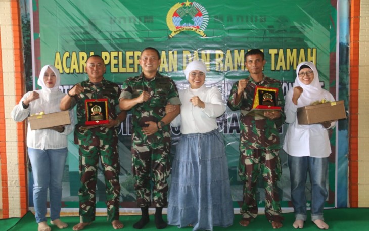 Dandim 0803/Madiun Letkol Inf Meina Helmi foto bersama perwiranya pindah satuan, Rabu (30/8)