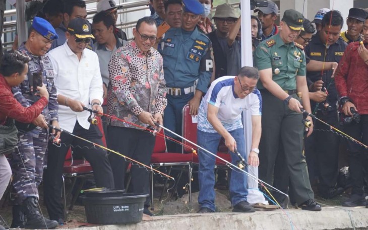 Wali Kota Cilegon Helldy Agustian saat mbuka mancing bareng di danau Pemkot Cilegon, Kamis (31/8)