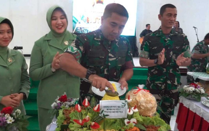 Danrem 071 Wijayakusuma Kolonel Czi Mohammad Andhy Kusuma saat potong tumpeng HUT ke-62 Korem 071/Wijayakusuma, Jum'at (1/9)