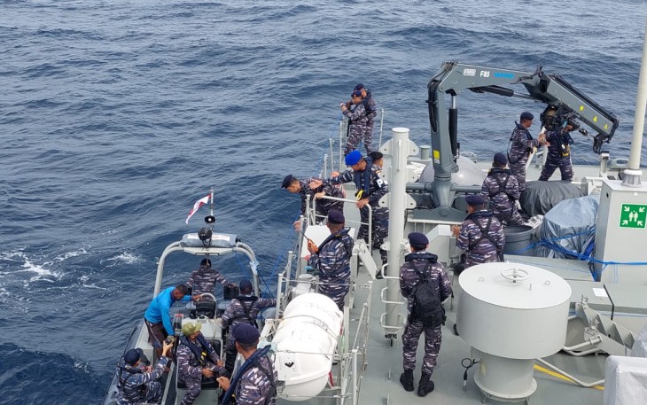 KRI Panah-626 saat evakuasi korban kecelakaan laut di perairan Halmahera Selatan, Jum'at (1/9)