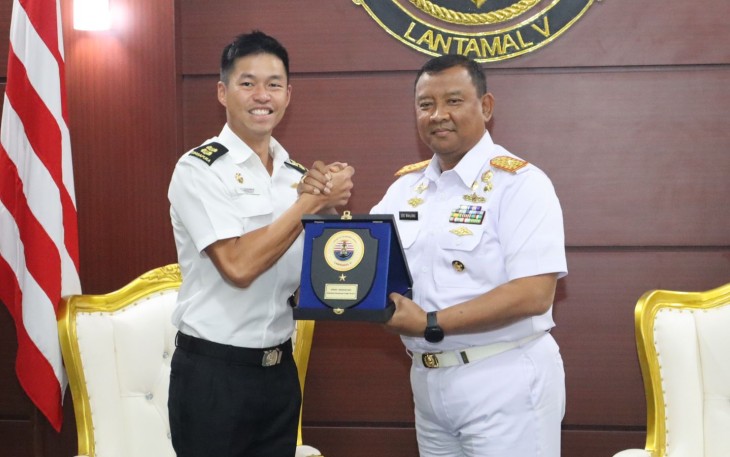 Danlantamal V Laksamana Pertama TNI Eko Wahjono saat menerima cenderamata, Senin (4/9)